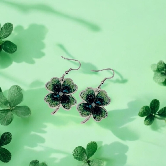 St. Patrick's DAY Heart Shaped Shamrock Acrylic Dangle Earrings Multi Green Colo - Picture 2 of 4